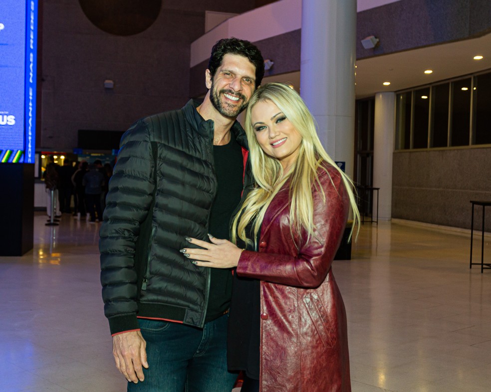 Ellen Rocche e Guilherme Chelucci trocam beijos em show de Ana Carolina