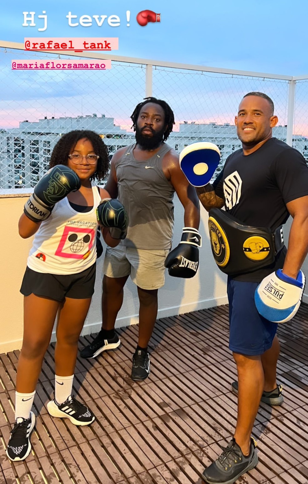 Douglas Silva (centro) tem aula de luta com a filha Maria Flor e Rafael Tank — Foto: Reprodução/Instagram