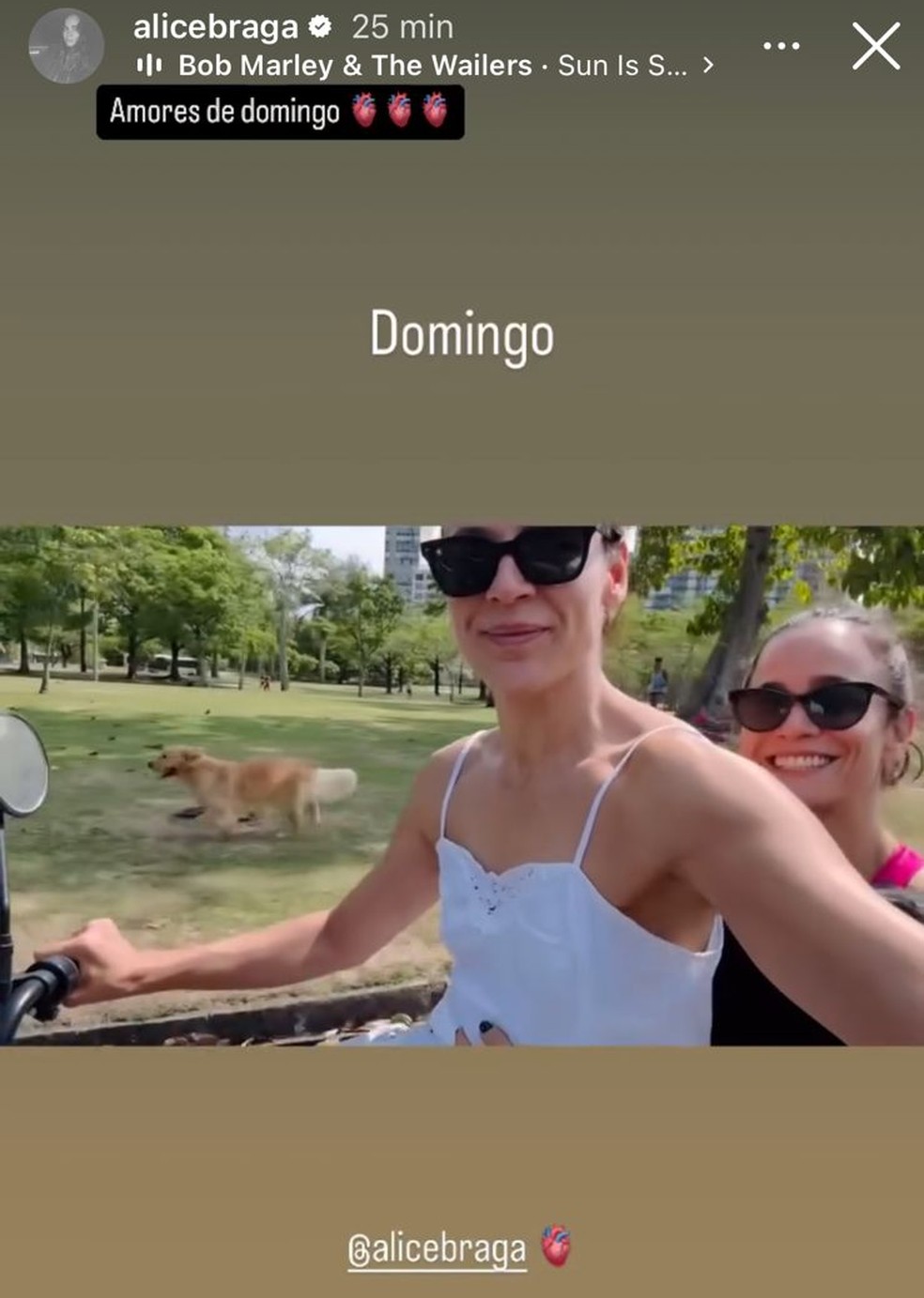 Alice Braga e a namorada andam de bicicleta: 'Amores de domingo'; assista