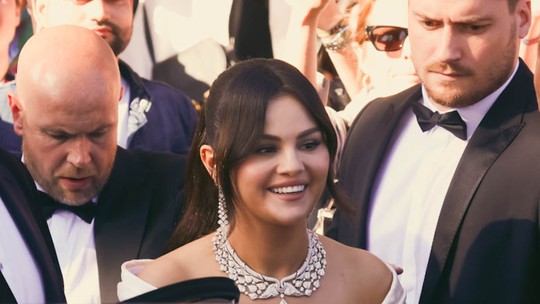 Selena Gomez causa tumulto ao deixar hotel rumo ao Festival de Cannes