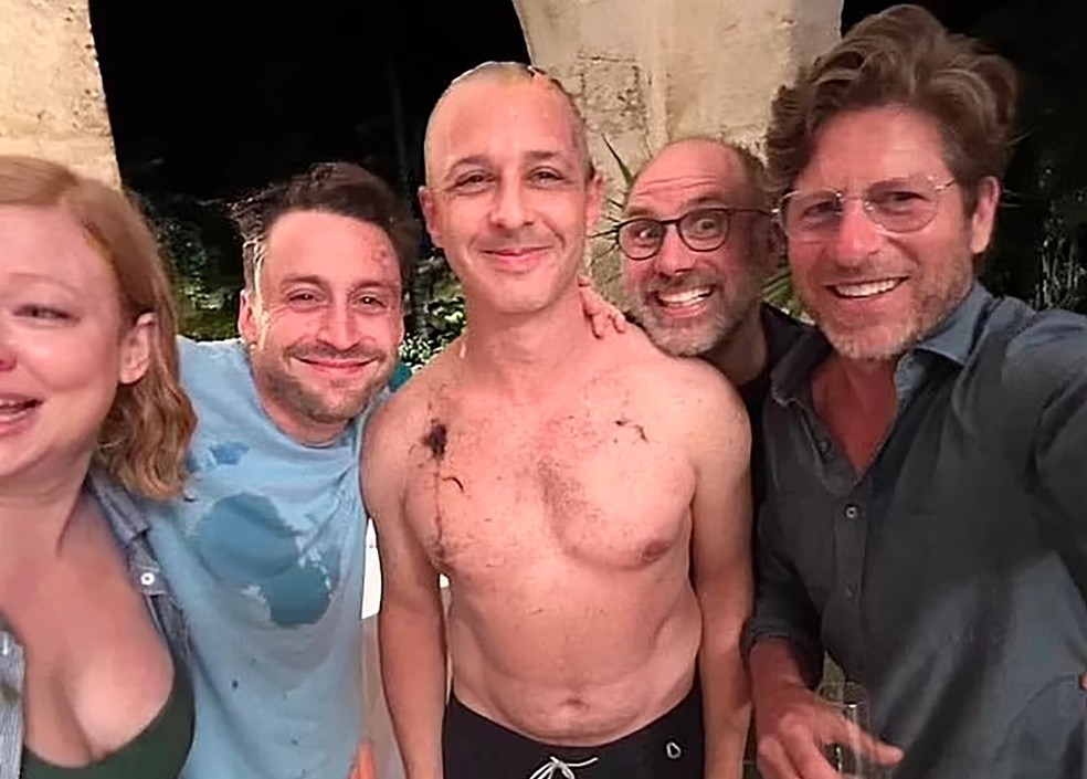 Sarah Snook e Kieran Culkin raspam a cabeça de Jeremy Strong  — Foto: Reprodução Instagram