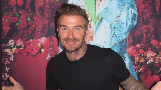 David Beckham solta a voz ao curtir show de Elton John com Victoria, filhos e nora