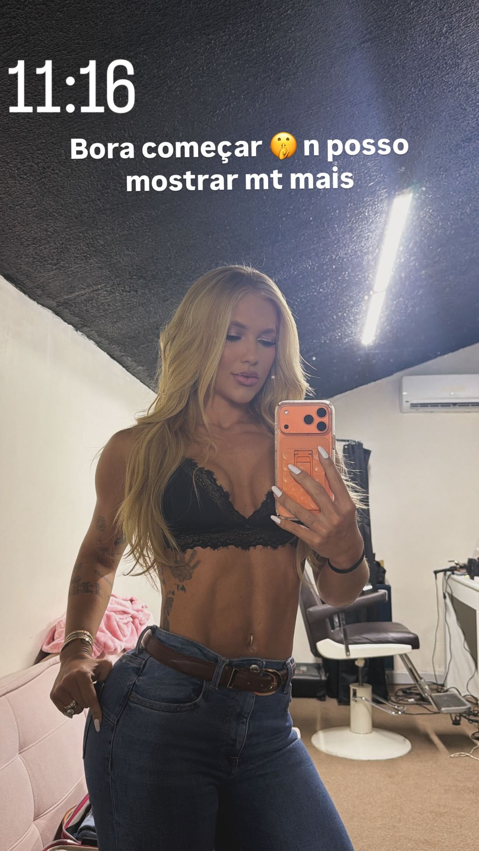 Combinação inusitada: Virginia posa de jeans e lingerie — Foto: Reprodução/Instagram