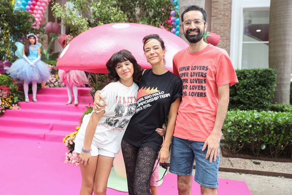 Mia Mello com o marido, Lucas, e a filha, Nina — Foto: Lucas Ramos / Brazil News