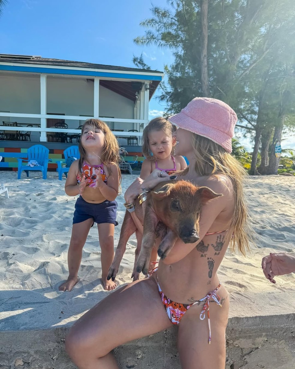 Virginia Fonseca exibe shape e brinca com porcos em viagem ao Caribe com a  família; fotos