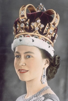 Rainha Elizabeth II com Coroa de Santo Eduardo