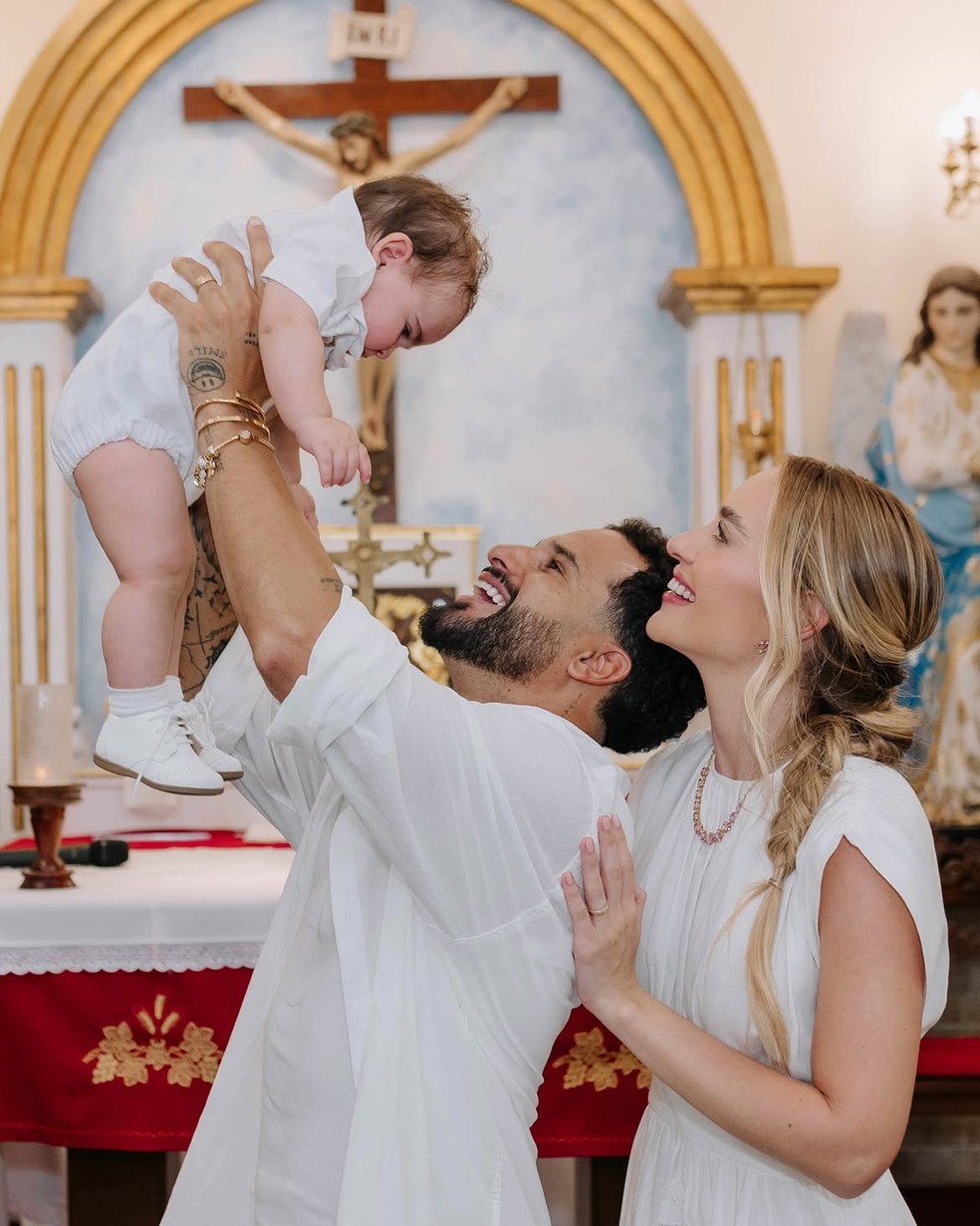 Ítalo Ferreira e esposa batizam o filho — Foto: Reprodução/Instagram