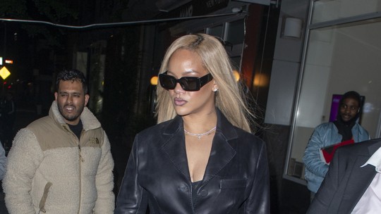 Rihanna usa vestido transparente e bolsa grifada para jantar com ASAP Rocky