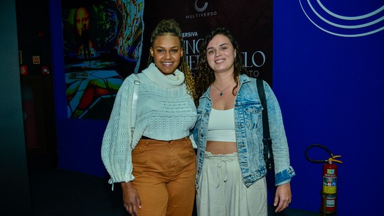 Ex-BBB Jessi Alves vai com a namorada a exposição de arte em São Paulo