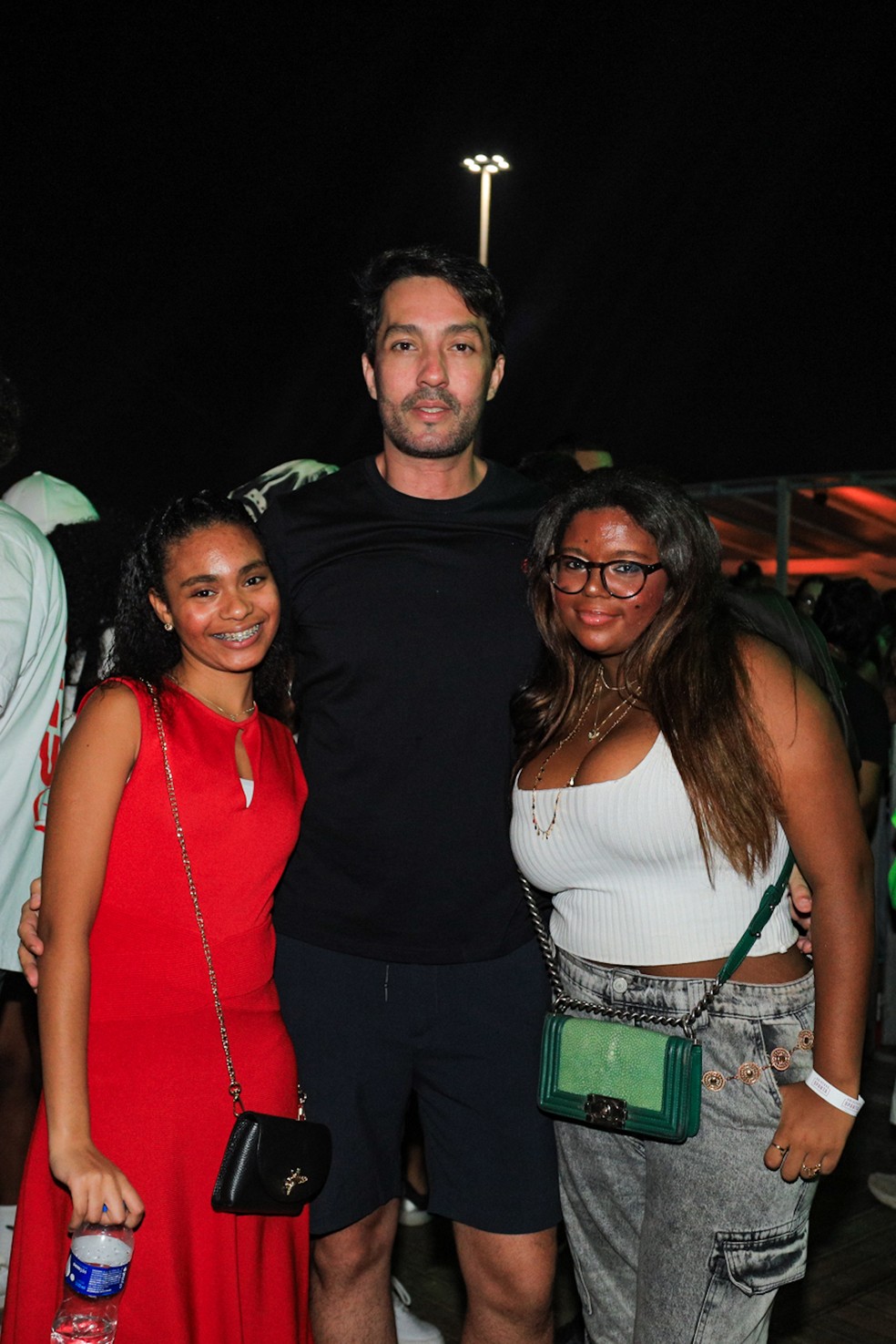 Filhas de Glória Maria fazem rara aparição com o tutor, Paulo Mesquita, em  festival de música brasileira