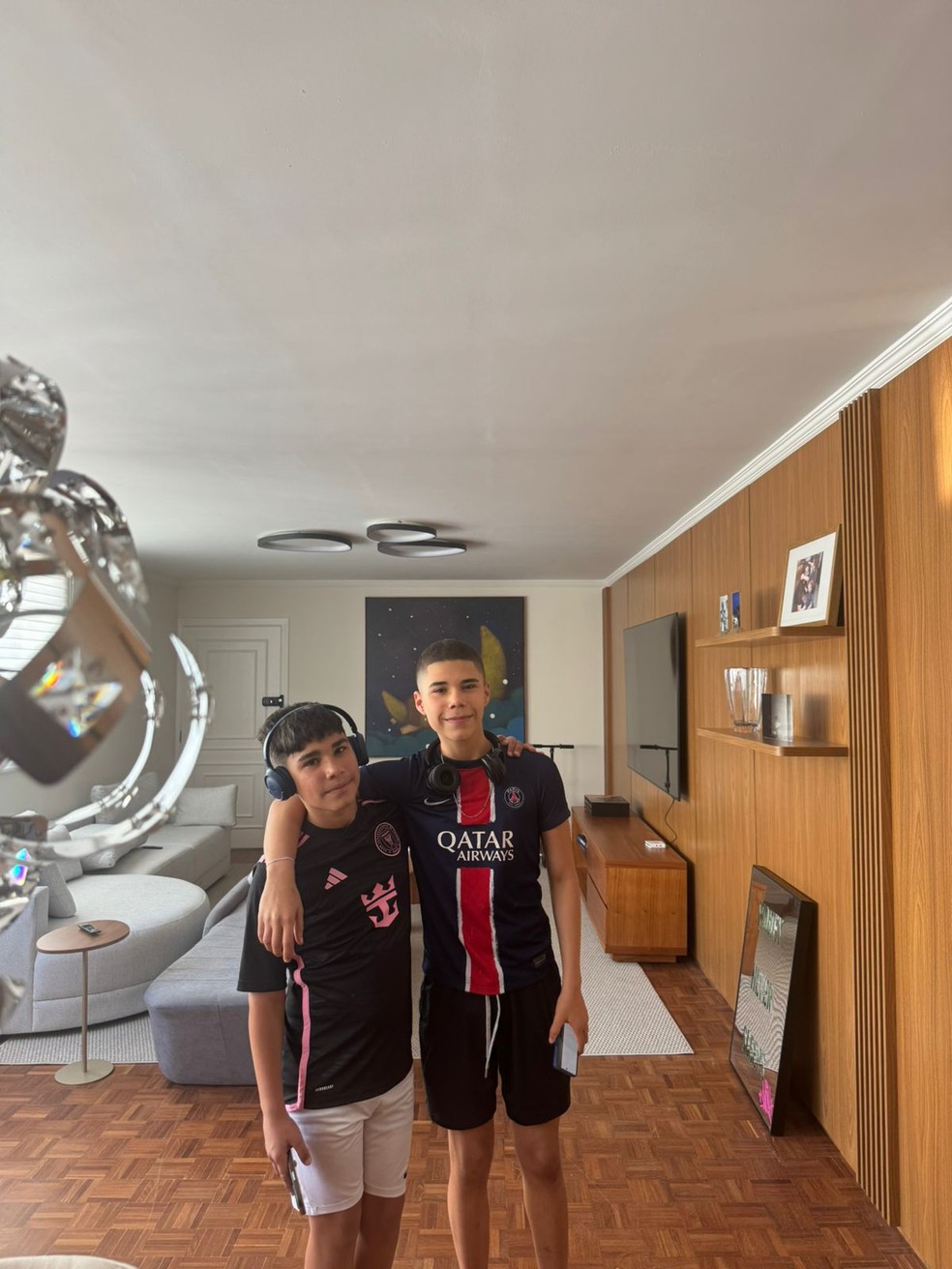 José Marcus e João Francisco no novo apartamento de Marcus Buaiz e Isis Valverde — Foto: Reprodução/Instagram