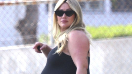 Grávida do quarto filho, Hilary Duff exibe barrigão na reta final da gravidez