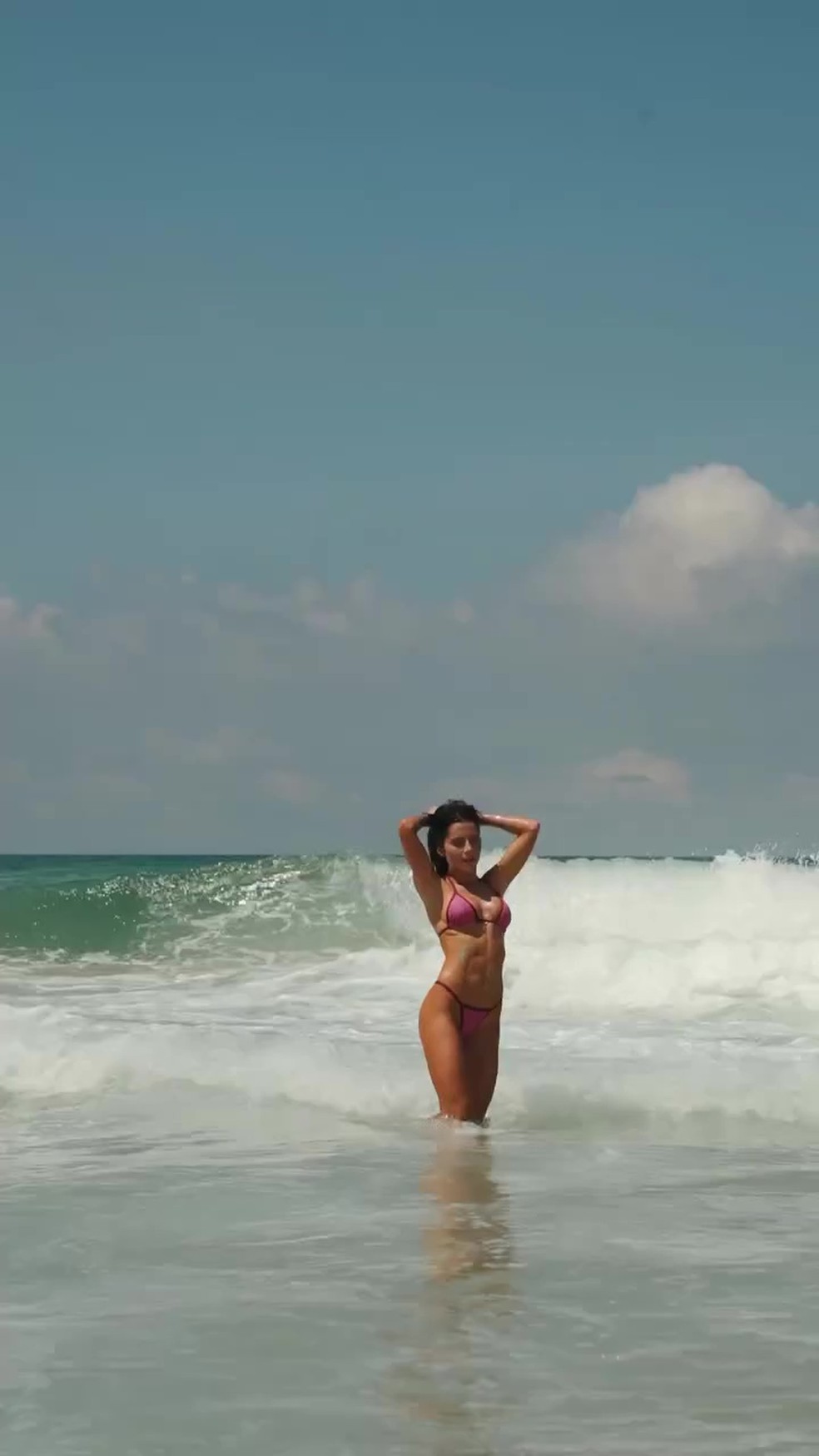 Jade Picon joga futevôlei na praia — Foto: Reprodução/Instagram