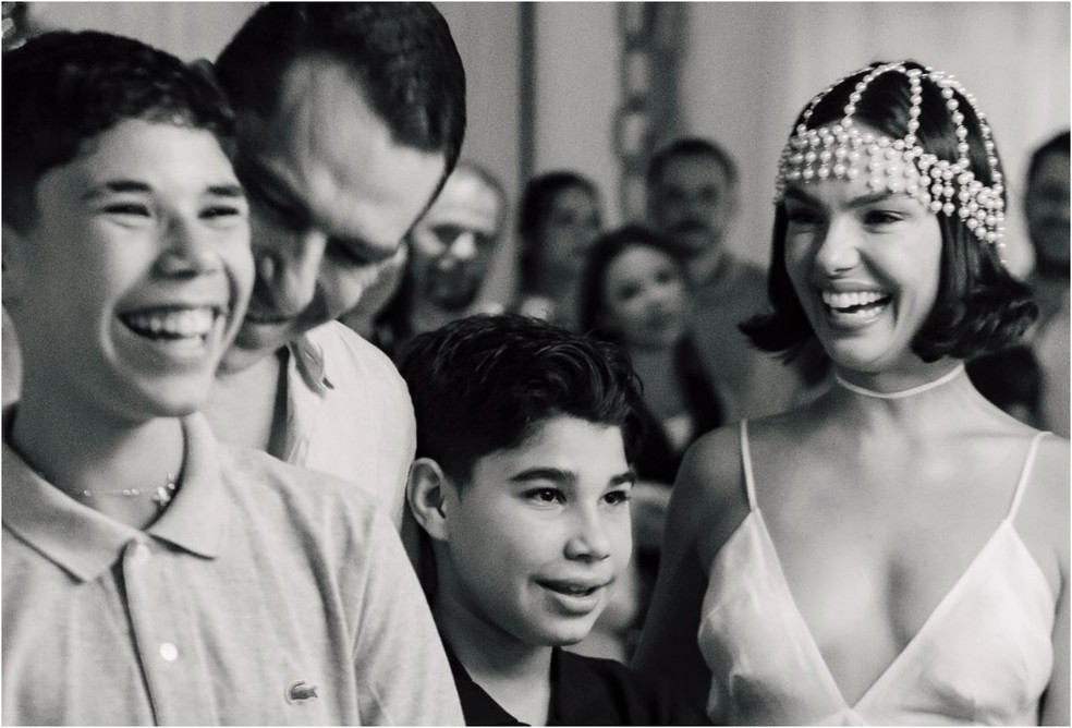 Isis Valverde e Marcus Buaiz com os filhos — Foto: Reprodução/Instagram