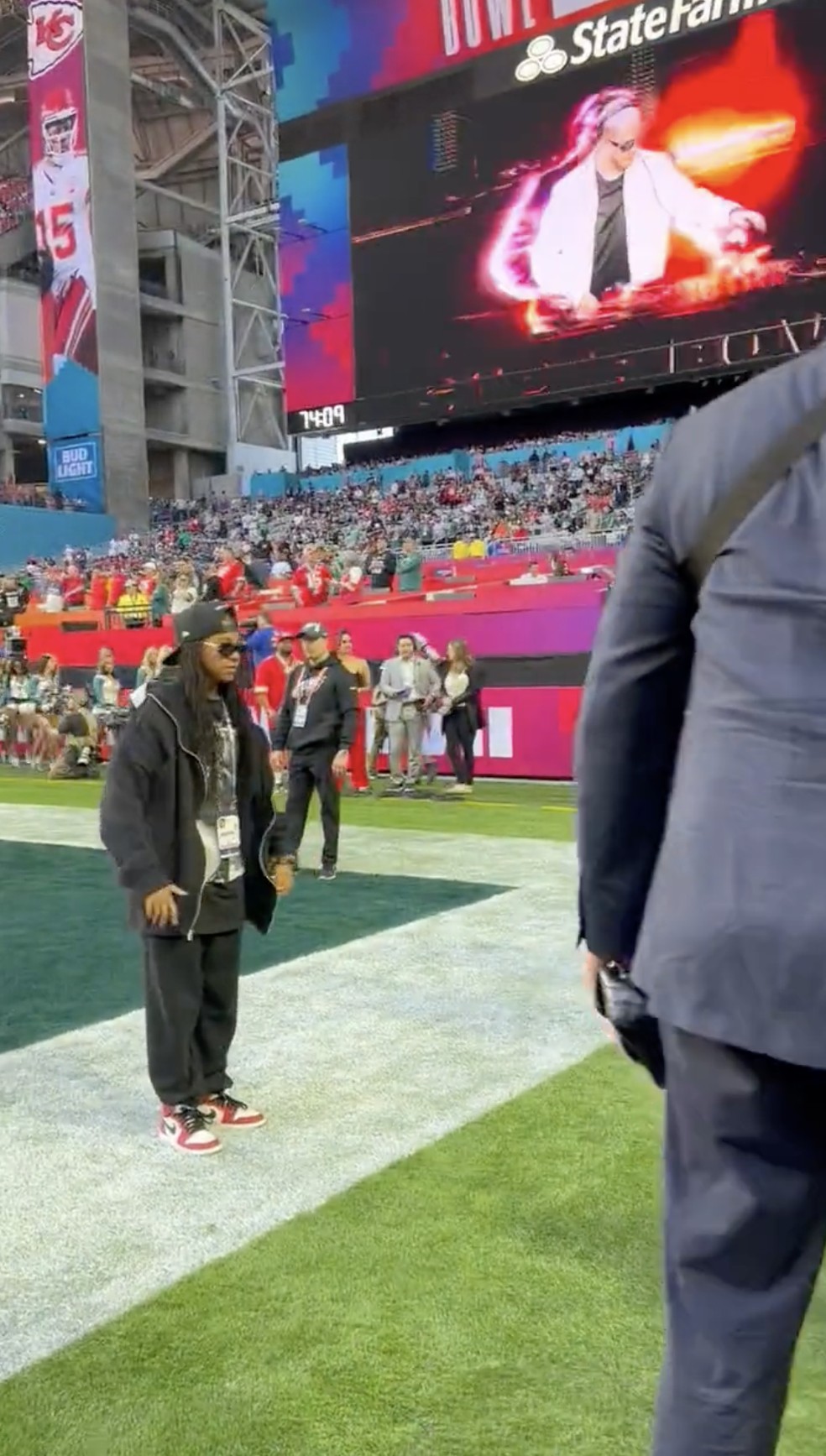 Blue Ivy tem 'momento blogueira' com ajuda de JayZ no Super Bowl