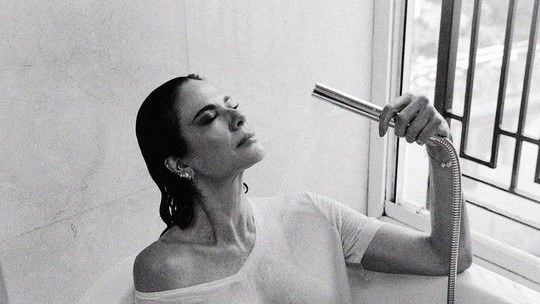 Luciana Gimenez faz ensaio em banheira usando camiseta molhada