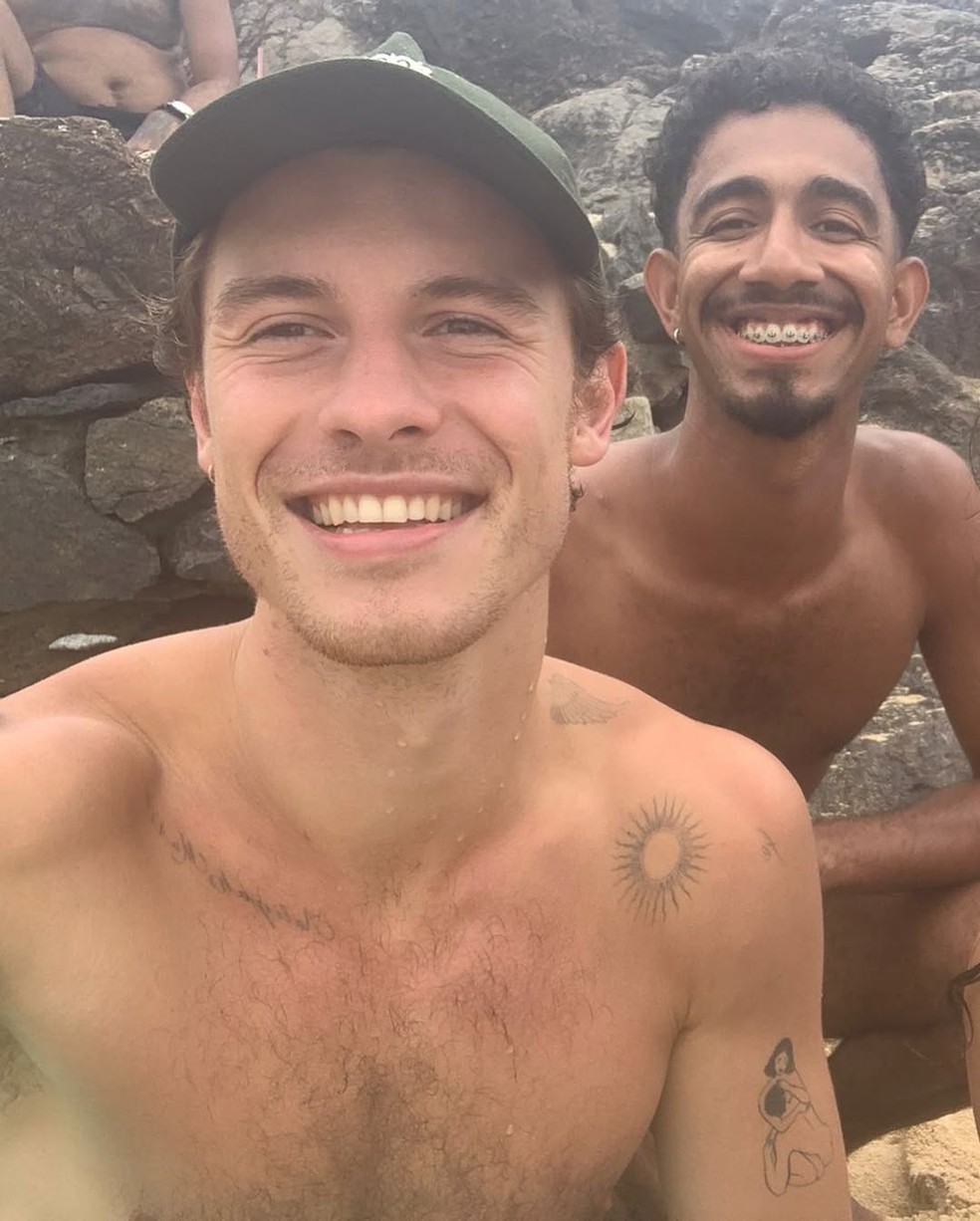 Shawn Mendes posa com fãs em praia de Salvador — Foto: Reprodução/Instagram