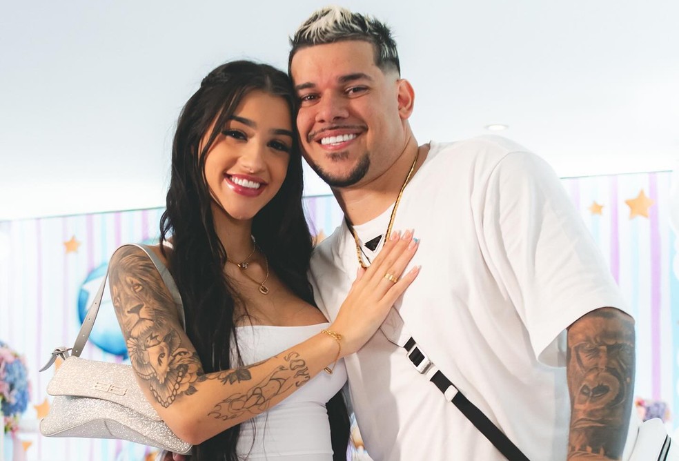 Bia Miranda e Buarque anunciam sexo e nome do bebê em chá revelação — Foto: Reprodução/Instagram