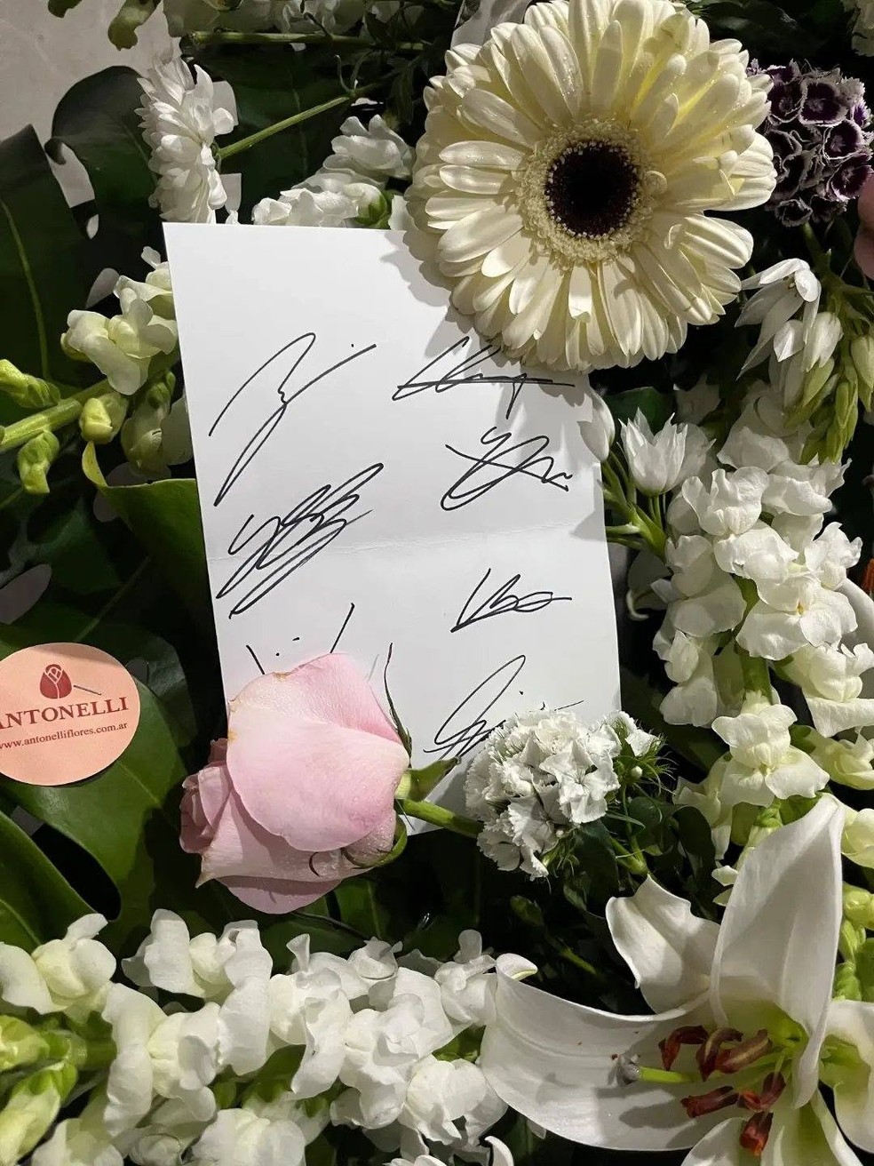 Stray Kids presta homenagem a Delfina Antonella González Plata — Foto: Reprodução/Instagram