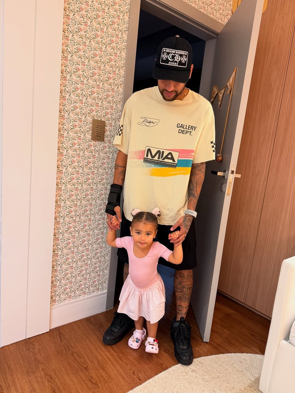 Bruna Biancardi abre álbum de fotos de vida em família com Neymar, Mavie e Mel — Foto: Reprodução/Instagram
