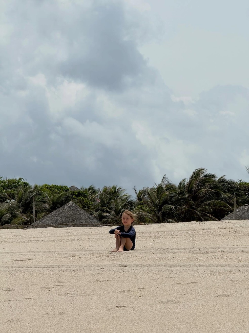 De biquíni de crochê e florzinha, Thaila Ayala esbanja carão e corpão durante viagem em família — Foto: Reprodução/Instagram