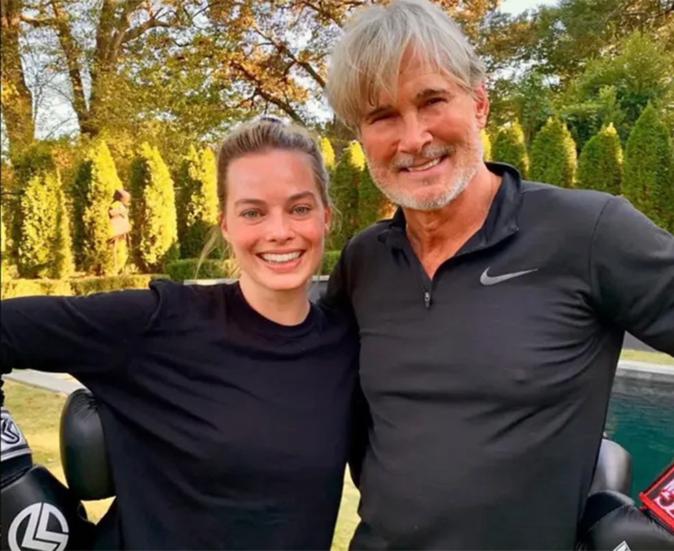 Margot Robbie e Richard Norton — Foto: Reprodução/Instagram