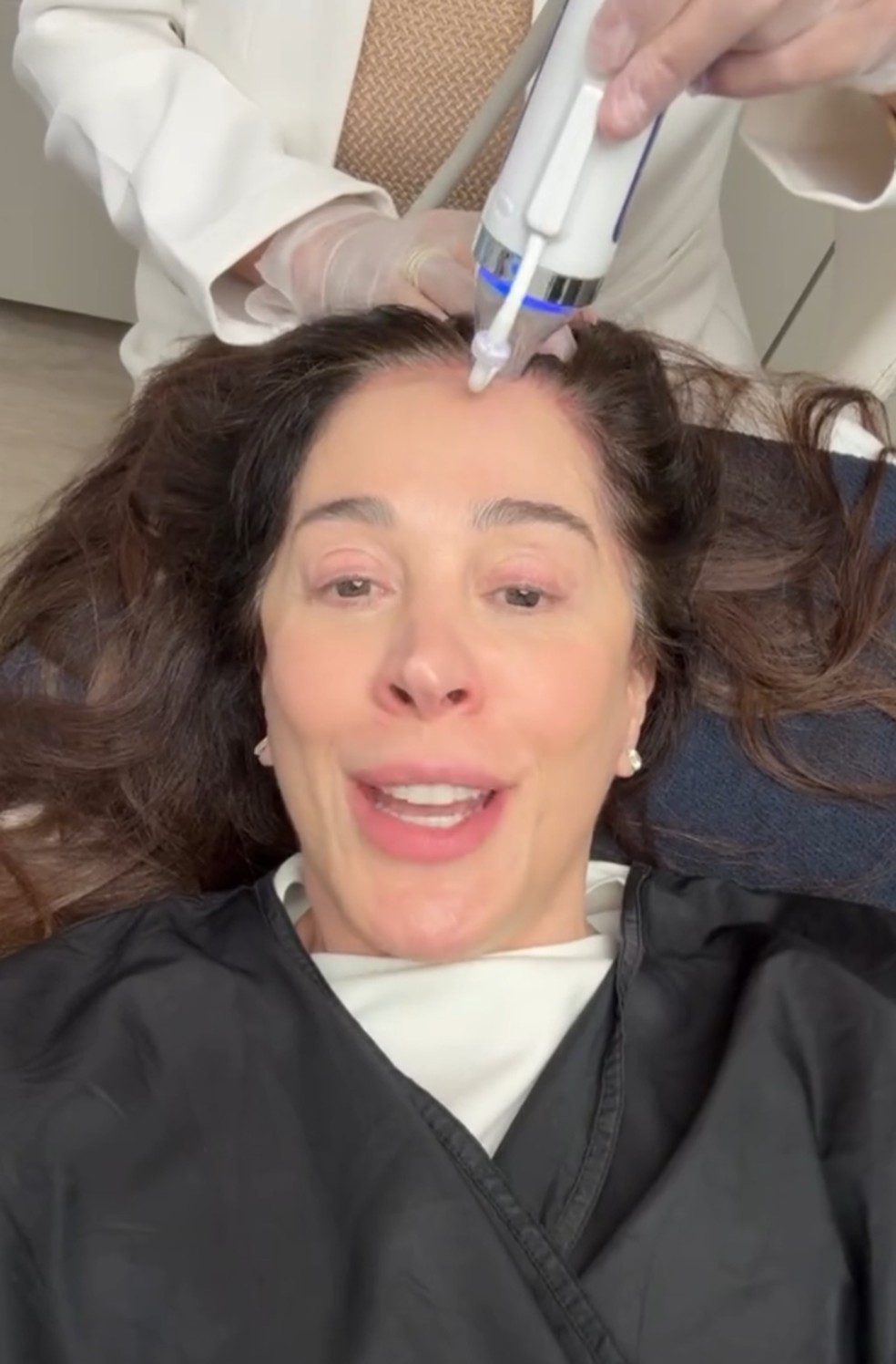 Claudia Raia faz tratamento para estimular crescimento de cabelo — Foto: Reprodução/Instagram