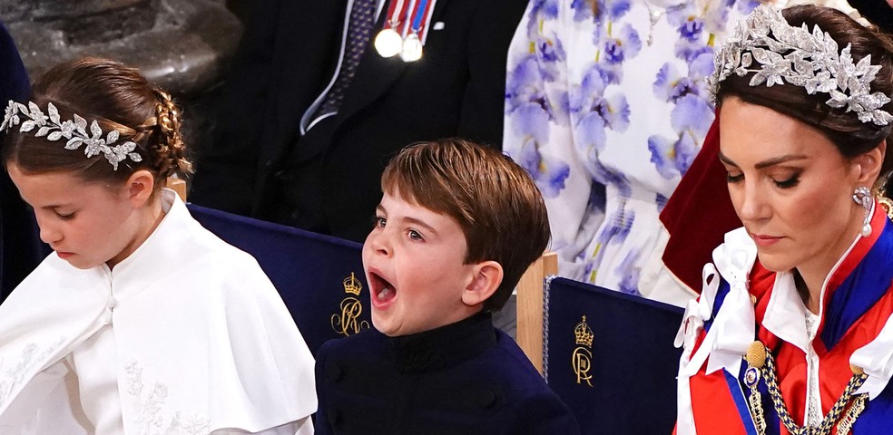 Príncipe Louis boceja em coroação do avô Charles III — Foto: Getty Images