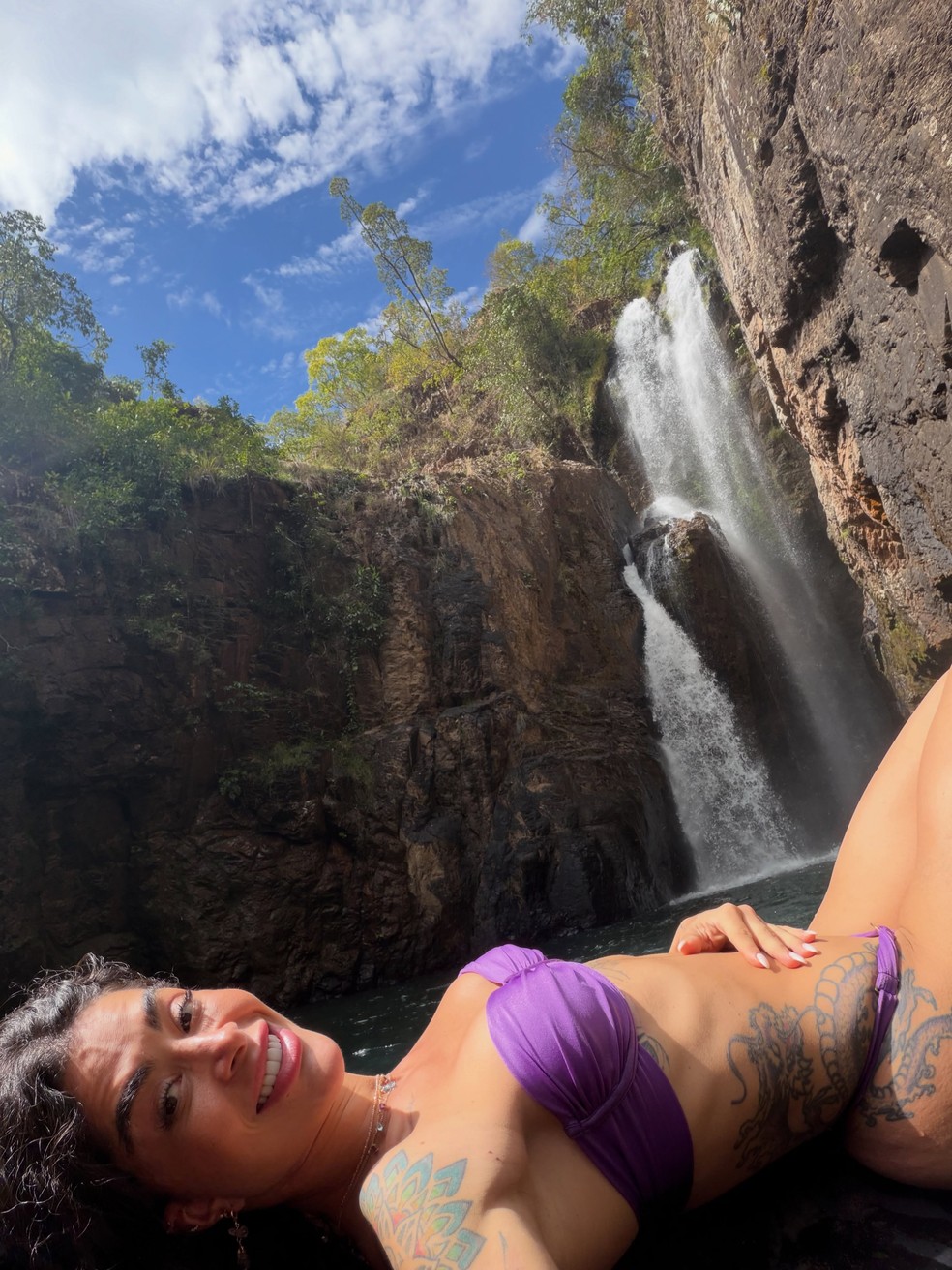 Em cachoeira, Aline Campos ostenta abdômen trincado e tatuagens que restaram após processo de remoção — Foto: Reprodução/Instagram