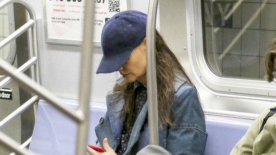 Discreta, Katie Holmes vai de metrô a teatro para apresentar espetáculo 