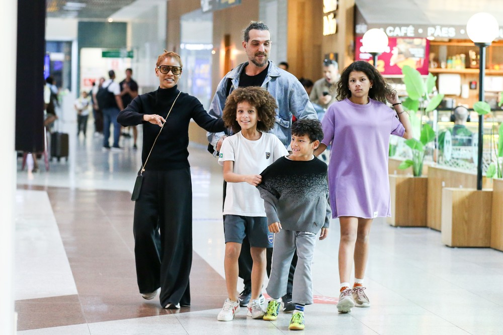 Aline Wirley e Igor Rickli embarcam com os filhos no aeroporto, e ...