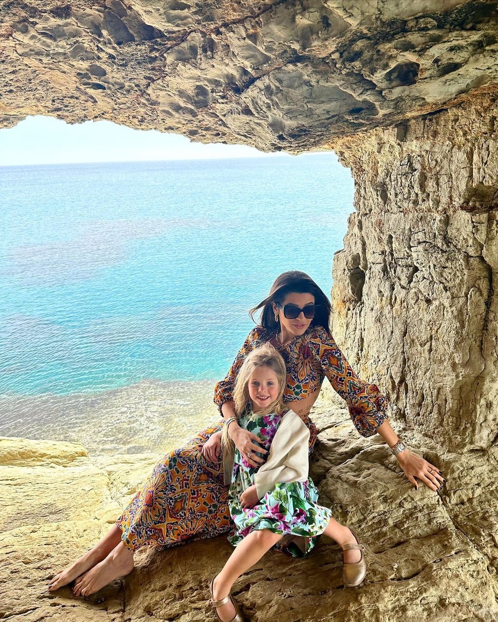 Natália Becker com a filha Helena em Ayia Napa — Foto: Reprodução/Instagram @thepowerofthelittlethings