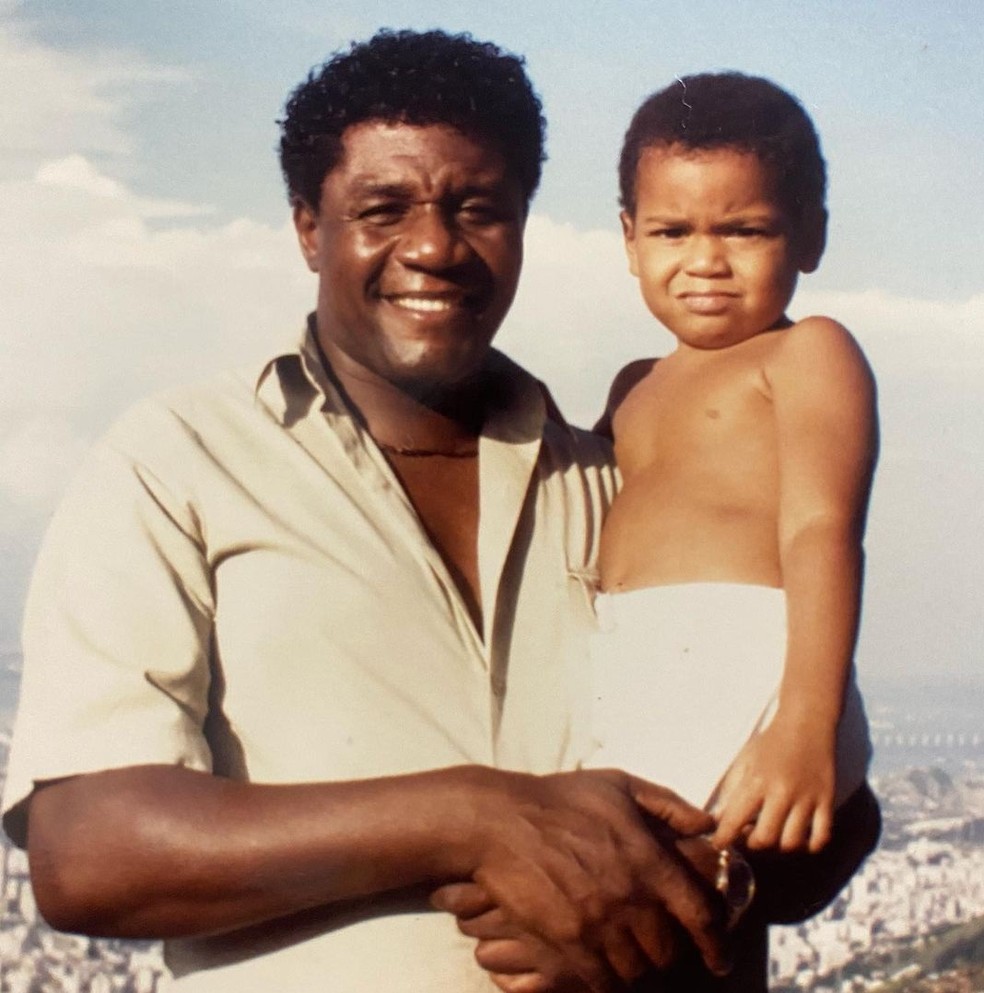 Lincoln Tornado, em foto de infância, no colo do pai, Toni Tornado — Foto: Arquivo pessoal
