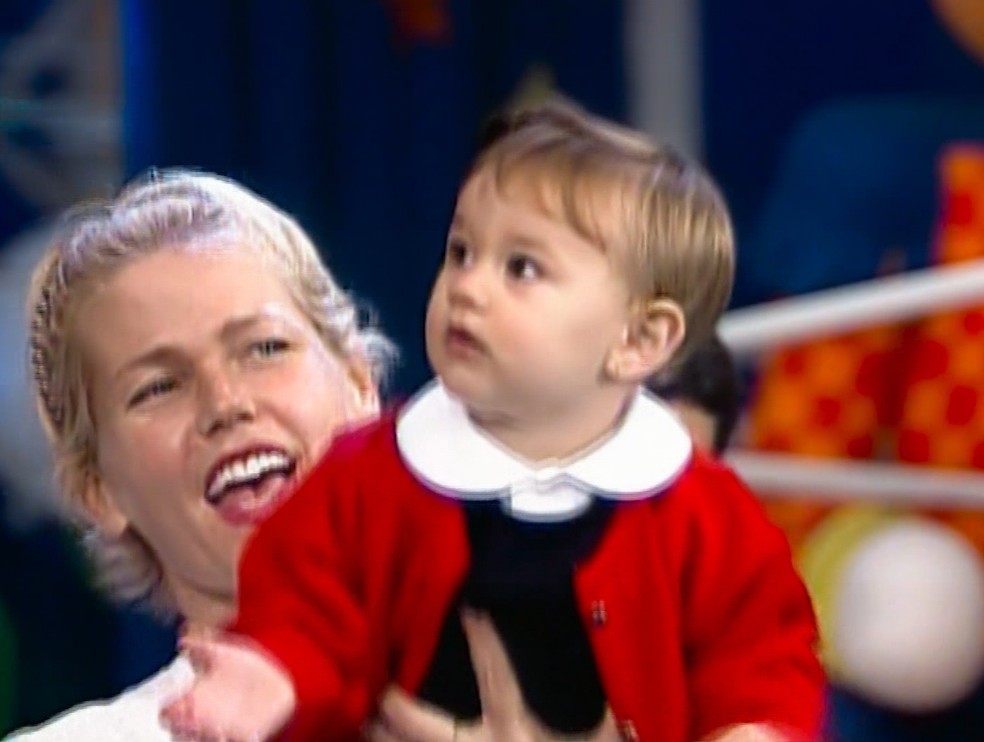 Xuxa e afilha, Sasha, ainda bebê, durante gravação no fim dos anos 90 — Foto: Divulgação/TV Globo