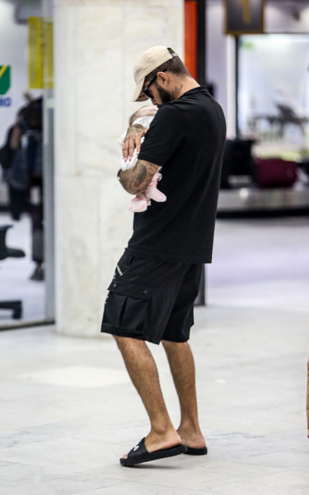 Pedro Scooby busca Cintia Dicker e a filha Aurora em aeroporto — Foto: AgNews
