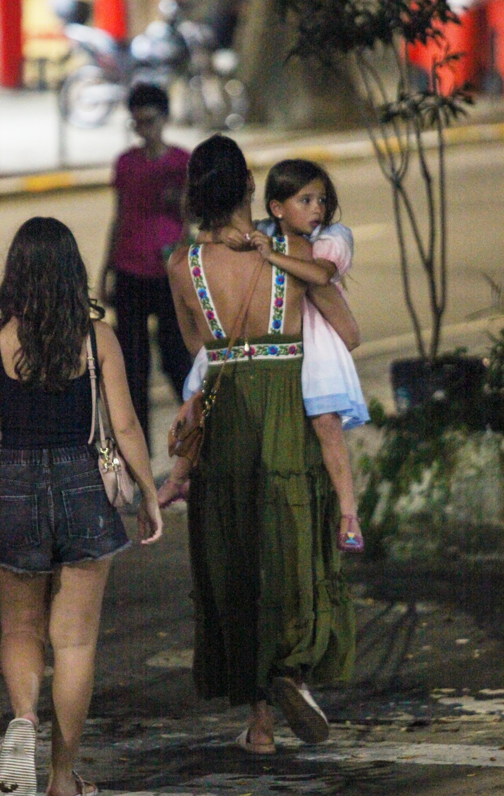 Mel Fronckowiak e Nina, sua filha com Rodrigo Santoro — Foto: Adão/AgNews