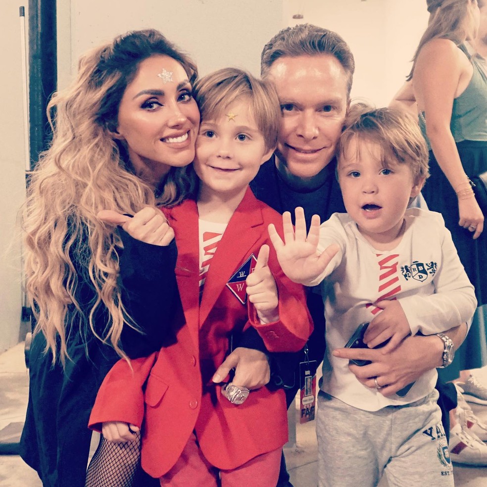 Anahí, o marido, Manuel Velasco, e os filhos, Manuel e Emiliano — Foto: Reprodução/ Instagram