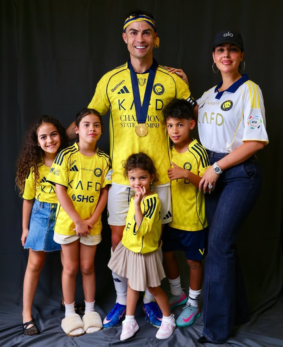 Cristiano Ronaldo com filhos e esposa — Foto: Reprodução/X