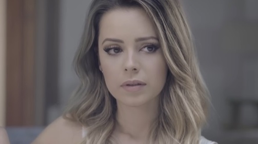 Sandy no clipe de 'Me Espera'