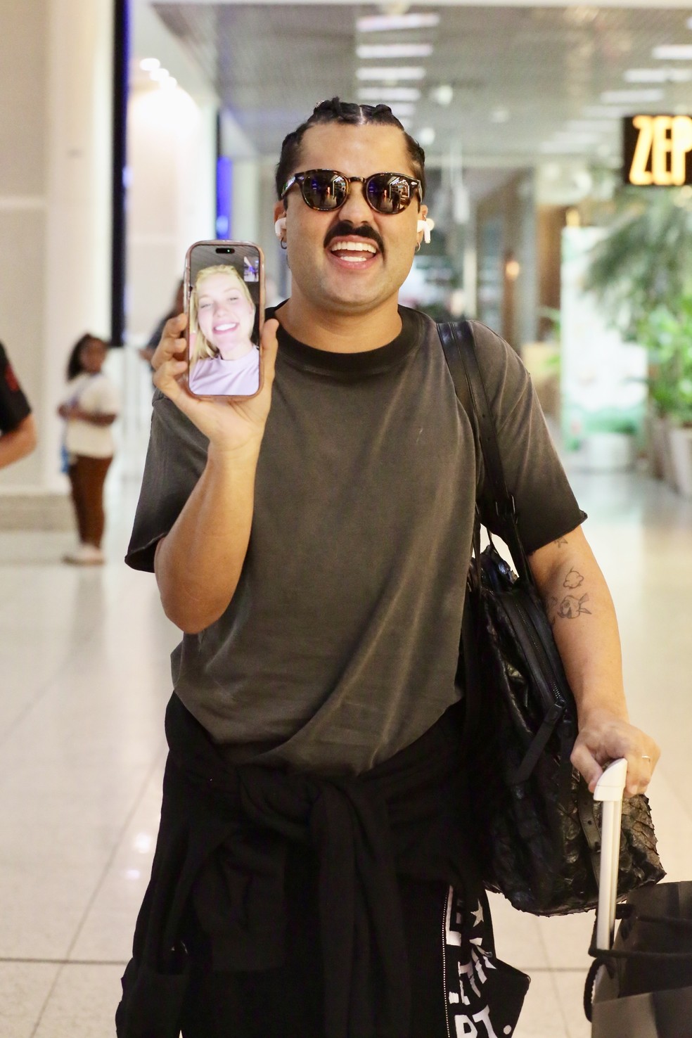 Lucas Guedez fez chamada de vídeo com Virginia Fonseca em aeroporto — Foto: Priscila Silva/AgNews