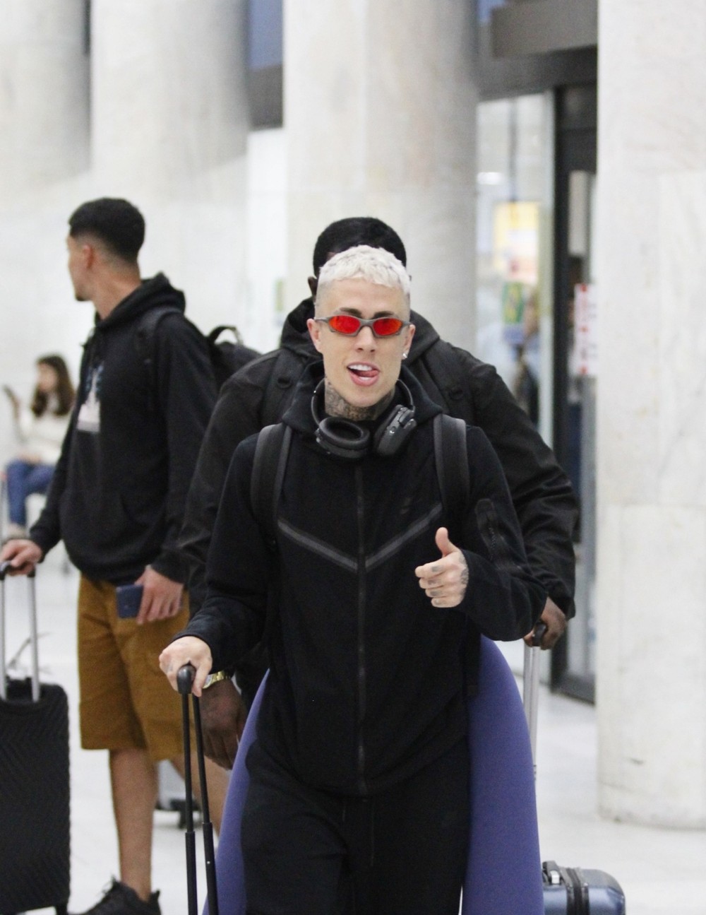 Simpático, MC Daniel faz pose para os paparazzi e atende fãs em ...