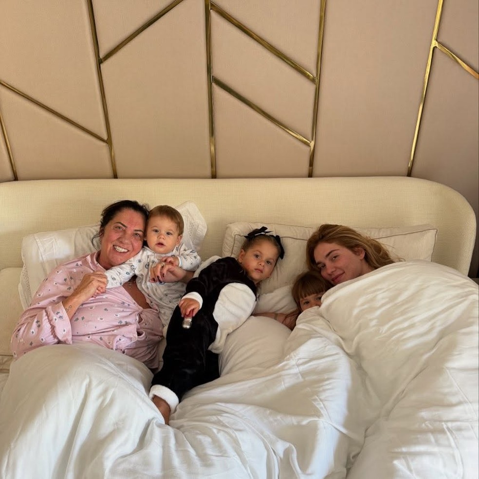 Virginia Fonseca com a mãe, Margareth Serrão, e seus três filhos — Foto: Reprodução | Instagram