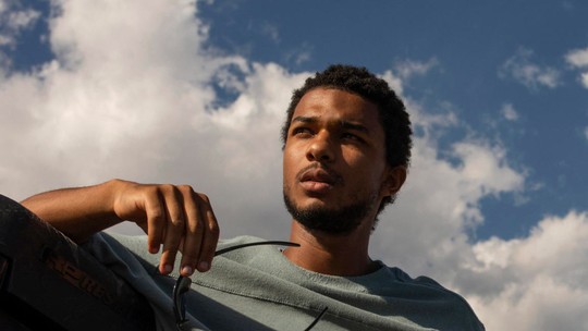 Juan Paiva vive jovem negro preso por reconhecimento facial em 'Justiça 2': 'Realidade não é positiva'