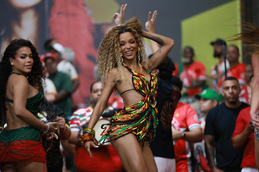 Brunna Gonçalves samba muito em ensaio da Grande Rio — Foto: Thiago Mattos/AgNews