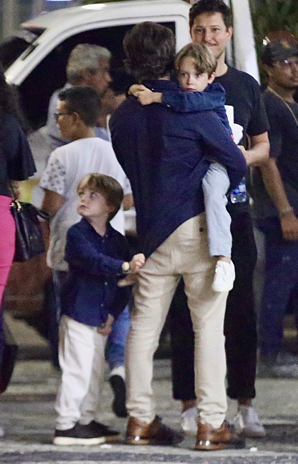 Thales Bretas curte passeio com Gael e Romeu, seus filhos com Paulo Gustavo