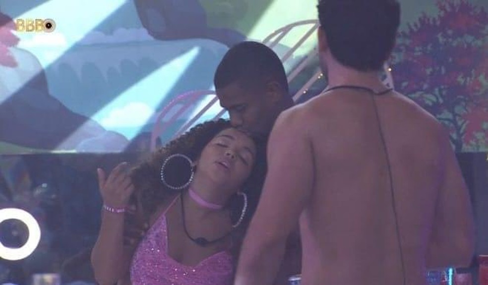 Davi beija cabeça de Pitel no BBB 24 — Foto: Reprodução/TV Globo