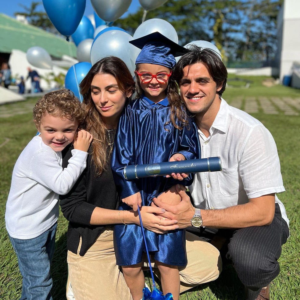 Felipe Simas com a  mulher, Mariana Uhlmann, e os filhos, Maria e Vicente — Foto: Reprodução / Instagram