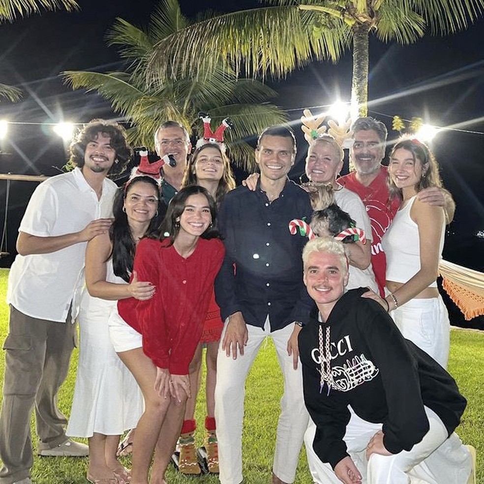 Bruna Marquezine e Xolo Maridueña passaram o Natal juntos na casa de Xuxa — Foto: Reprodução / Instagram