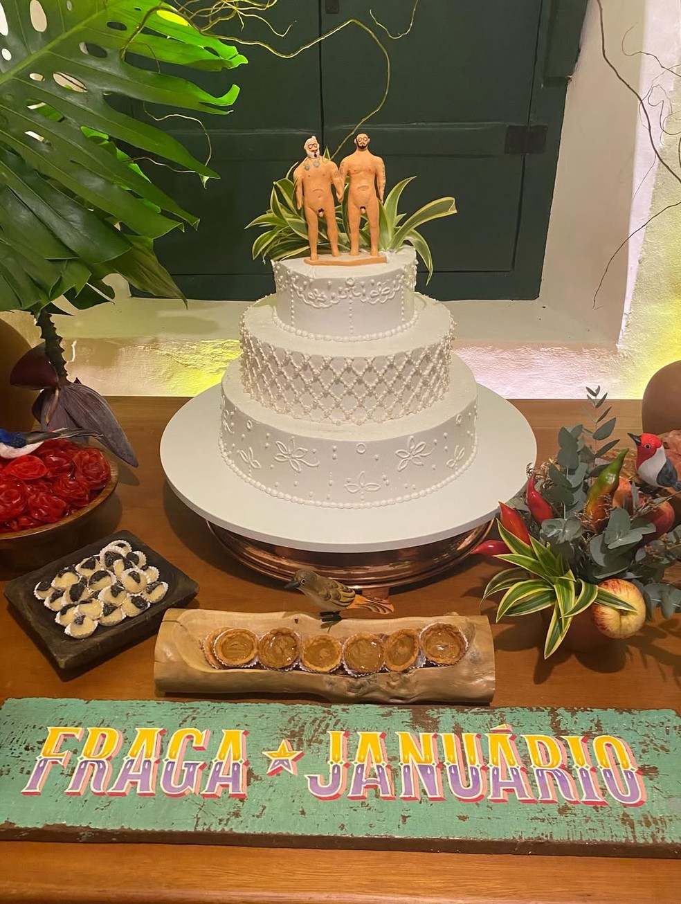 Bolo do casamento de Ronaldo Fraga e Rodrigo Januário — Foto: Reprodução/Instagram