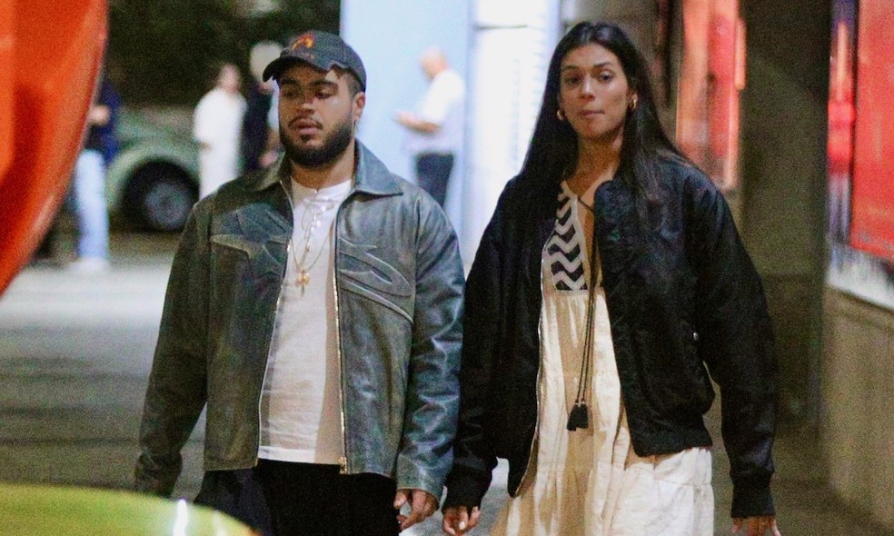 Alane Dias é clicada sorridente na garupa da moto de Francisco Gil após ...